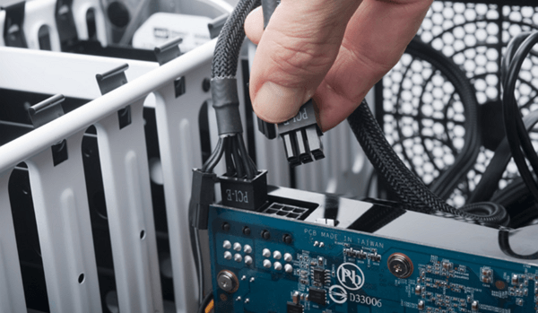 Grafikkartenkabel einstecken